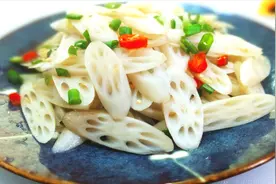 炒藕带焯水没必要，直接酸辣爆炒，50秒出锅，酸辣脆嘎嘎