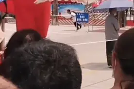 高考刚结束，第一位出考场的考生，这个速度看样子考得不错