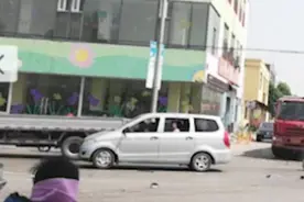 现场！泰安泰山区发生交通事故 电动车被一货车碾压 驾驶员死亡视频封面