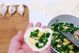 冬天和面包饺子，掌握加水，盐和鸡蛋的窍门，才能筋道好吃煮不破视频封面