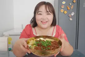 郭北鼻自制拌米粉酱有多香？拌上米粉香辣入味，一盘不够吃太解馋
