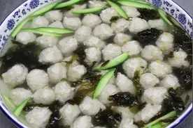 水汆丸子调肉馅很重要，不能加料酒和淀粉，丸子嫩滑不发柴没腥味