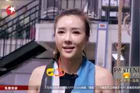 综艺：怪不得能成为职业模特，周韦彤练身房挥汗如雨，各种马甲线视频封面