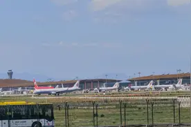 北京顺义首都机场，近距离拍摄飞机降落瞬间，轮胎摩擦真得劲！