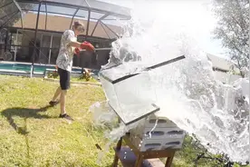 加热的盐在水中会爆炸？老外亲自做出实验，场面当场失控