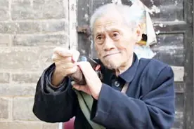 老兵击杀日本大佐，缴获天皇佩刀，有人出20万买下，他直接拒绝视频封面