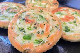 家常葱花饼这样做才好吃，葱香浓郁，没有一点难度，出锅满屋飘香视频封面
