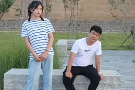 短剧：青春少女路边问厕所，小伙子故意刁难，害的女孩直接尿裤子视频封面