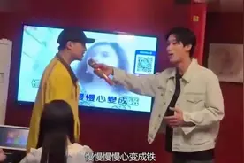 外卖小哥KTV送外卖，被客人要求唱歌才给好评，一开口惊艳全场！视频封面