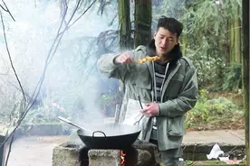 小伙野外做麻辣烫，魔鬼辣椒加上自制辣椒酱，看着真爽让人流口水视频封面