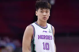 山东小将上场就敢打！侯沛佐防守端锁死琼斯，进攻端还连中三分