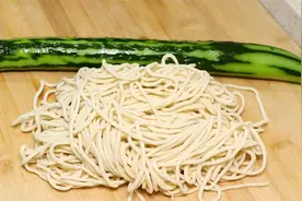 1根黄瓜，2块钱面条，教你美味新做法，劲道入味好吃不腻，真香