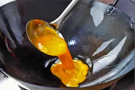 炒饭时，切记不可直接下油锅炒，多加这一步，米饭好吃还不粘锅视频封面