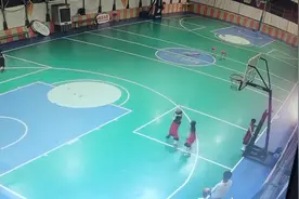 6岁男孩幼儿园打篮球单挑，梦幻脚步上篮，“神走位”完美命中视频封面