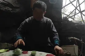 拜访住在山洞里的终南隐士，一起喝茶论道，大冷天他穿着短裤短袖视频封面