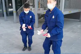 上海：马路下起“红包雨”，原是“马大哈”晒被子掉的|法治天地视频封面