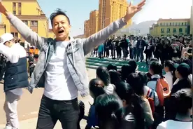 大学校园，男生突然唱响二十年前老歌《奔跑》惊艳全场，青春回忆