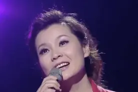 周冰倩-《小时候》，风雨人生路，忘不了爸爸的宽厚！视频封面