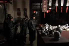 传奇英雄：首长路过哨卡，发现哨兵都是生面孔，立马意识到有诈视频封面