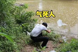高心的挖了一袋蚯蚓用来钓鱼，不料出了意外，把鱼竿鱼线都赔下去视频封面