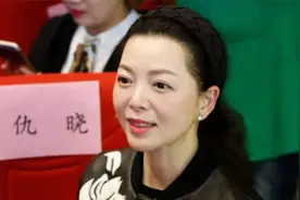 湖南台一姐仇晓罕见露面，54岁气质优雅出众，嫁富商后生活超滋润视频封面