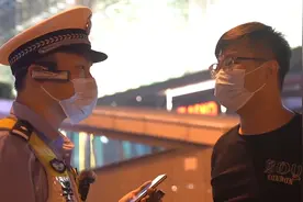 男子科目一挂科7次花13000找黄牛买证上路 结果交警一查是假的视频封面