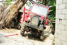 表哥开拖拉机真是高手，前轮吊起来了，还淡定开下坡去！