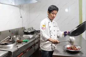 厨师长教蒜蓉小龙虾，从选虾到炒料有妙招，在家也能做出饭店味道视频封面