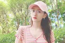 关晓彤条纹针织上衣配热裤一副少女模样，和狗狗对视的样子超有爱视频封面