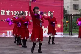 微山县第九届广场舞昭阳赛区三孔桥村健身队表演《全家福》