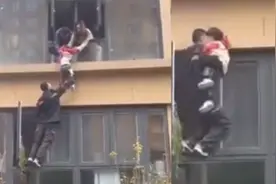 武汉快递小哥徒手爬楼救一家三口！顺丰回应：必须奖励视频封面