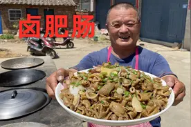 265买三副猪大肠，农村柴火灶卤制2小时，大口吃肥肠太过瘾！