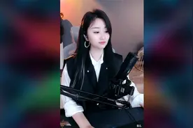 菲儿演唱《爱别太深》每当我想起你的眼神，总是那么的认真视频封面