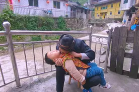 大宝一直咳嗽厉害，妈妈用这土方法给他治病，脖子上咬几口就好了视频封面