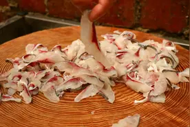 35元买来两条白鲢鱼，用这个方法做生鱼片，刚完成忍不住干一碗