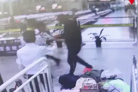 我与乌龟有感情！男子腰缠三只龟过违规过安检，有感情难“割舍”