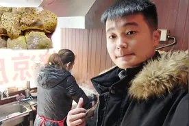 大姨秘制烤凉皮，在铁板上烤制金黄，8元一大份，一大口红油真爽视频封面