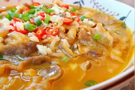 在家做酸汤肥牛要想汤底金黄，多加一种食材，金汤鲜香、酸辣开胃视频封面