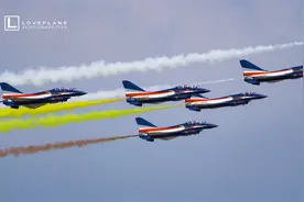 珠海航展空军八一表演队登场 三架歼10同时滑跑起飞拉彩烟庆国庆视频封面