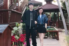 胡明轩妈妈上山祈福！50岁颜值气质仍在线，65爸爸亲自择菜做饭视频封面