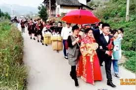 湖南农村一帅哥迎亲，新娘好像怀孕了，小心翼翼的扶着她进家视频封面