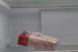 把香烟放在冰箱冷藏，效果太厉害了，教你2个小妙招，香烟不受潮视频封面