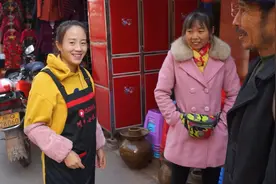 小妹买了一口老式砂锅，准备起火烧饭就漏水，去找老板还闹个笑话视频封面