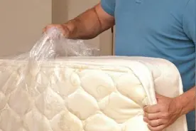床垫上的薄膜到底要不要撕掉？感恩家具老板再三提醒，别再做错了视频封面