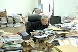 国家级建筑大师马国馨，办公室的文件，堆积成山