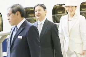 日本德仁天皇和雅子皇后现身东京车站，穿米白色套装更添优雅气质视频封面