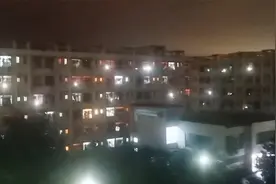 西安一高校学生集体呐喊近30分钟求解封，校方回应：报备即可外出视频封面
