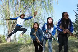 搞笑剧：真人抢物资游戏，大圣没有装备被笑话，自制手工M416