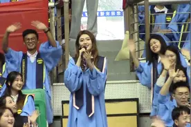 毕业典礼，女生突然唱响《落在生命里的光》惊艳全场，致敬青春视频封面