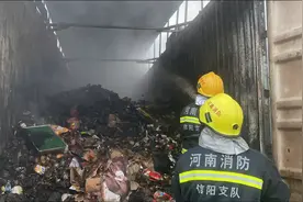 沪陕高速一货车起火，车载8474件快递仅少量被抢出，其余被烧毁视频封面